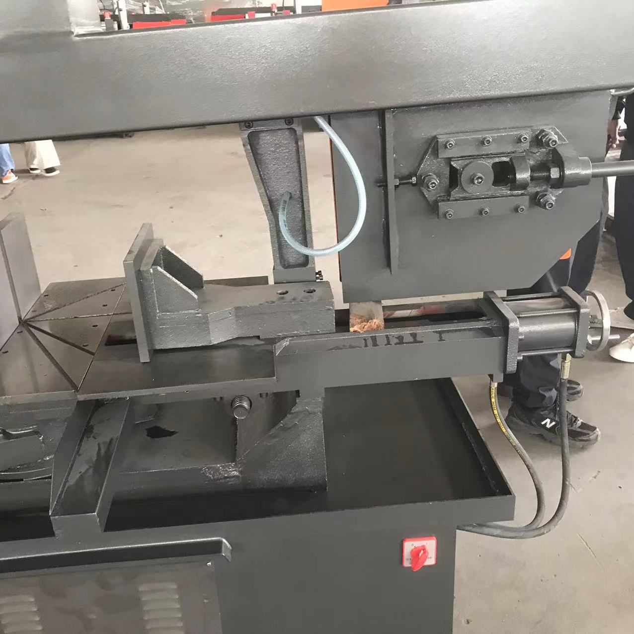 Gz-330 Angle Bandsaw with Semi Automatic Feed Sawing Machine