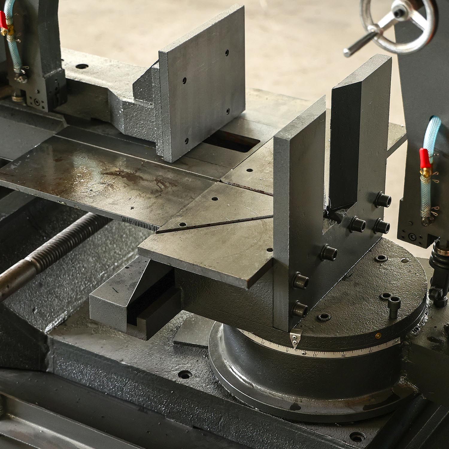 Gz4250 Good Design High Quality Sawing Machine Tool 